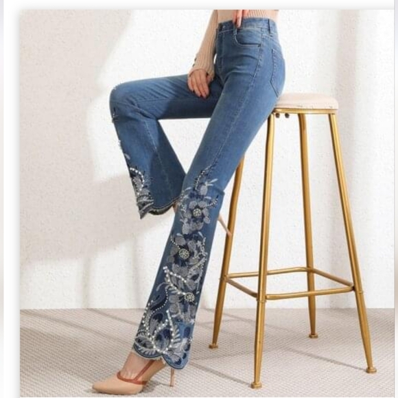 Denim - Floral embroidery, pearls, and rhinestone embellishments Flare Jeans Womens 30